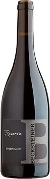 Grandios kraftvoll, mit schmelziger Textur und intensiven Aromen von dunklen Beeren mit einem Hauch Kaffee und Tabak. Die 18-monatige Veredelung im Barrique binden die Tannine harmonisch ein und bringen Reife und Struktur. Gewachsen auf bester Einzellage und von Hand selektiert.