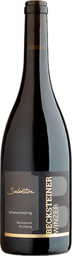 Außergewöhnlicher Burgunderwein mit weichen Tanninen, wodurch er seidig und weich schmeckt. Der Ausbau im Barrique macht ihn anmutig und dadurch werden ihm dezente  Röstaromen mitgegeben. Das Bukett erinnert an rote Beeren  und der Gaumen wird umspielt von einem Hauch Vanille und Zimt. Aus bester Einzellage mit Ertragsreduzierung von Hand geerntet.