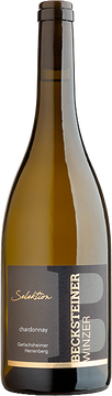 Der herrlich reife und exotische Fruchtkorb in der Nase kündigt die Anklänge von Honigmelone und Vanille am Gaumen an. Die mineralische Frische und fruchtige Textur setzen diesen eleganten und komplexen Chardonnay in Szene. Geerntet von Hand in bester Einzellage und veredelt im kleinen Holzfass.