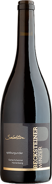 Perfekte Balance aus Frische und Weichheit mit feiner Würze und grandioser Frucht von Kirsche und  Brombeere. Top Rotwein aus dem eigenständigen Terroir in Tauberfranken. Durch die Reifung im Barrique vollmundig und samtig mit kräftigem Körper.