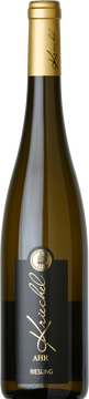 Im Glas ist dieser Wein deutlich hellgold gefärbt. Die Aromen sind dezent fruchtig, Pfirsich-
töne lassen sich erahnen. Im Vordergrund stehen jedoch die Aromen, die der Riesling
durch seinen Standort in der Sonderlage erhalten, also kräutrige und sehr mineralische
Noten und Würze. Hierzu gesellt sich der angenehme Petrolgeruch, der gereiften Rieslin-
gen häufig anheim ist. Am Gaumen trocken und schlank, mit weicher Säure. Alles in allem
ein Hochgenuss für Riesling-Freunde.