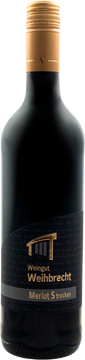 Dunkelrot offenbart er sich im Glas. Fruchtig, voluminös, ausgestattet mit weichen Tanninen harmonisiert er perfekt zum Eichenholz des Fasses. Der Geschmack erinnert an Pflaume und Brombeere zudem hinterlässt er intensive Aromen von  Mokka, Kirsche und Cassis. 
Merlot bereichert kräftige Speisen, z.B. italienische Gerichte, passt aber auch zu Rindfleisch, Lamm, Wild und zu sehr würzigen Käsesorten.
