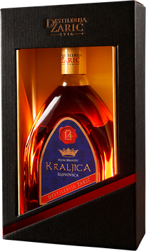 Kraljica 14 ist ein hochwertiger Pflaumenbrand, hergestellt ausschließlich aus traditionellen serbischen Sorten – Požegača, Trnovača und Crvena Ranka. Nach klassischem Verfahren destilliert und 14 Jahre in Eichenfässern gereift, entfaltet er Tiefe, Eleganz und aromatische Ausgewogenheit.
In der Nase zeigen sich Noten von getrockneten Pflaumen, Honig, Vanille und feinem Holz. Am Gaumen ist er rund und vielschichtig – mit klarem Fruchtcharakter, weichen Eichennoten und einem langen, warmen Abgang. Der Alkoholgehalt von 42 % Vol. ist harmonisch in die Struktur dieses gereiften Destillats eingebunden.
Ein Brand voller Tradition – und vollendet durch Zeit.