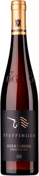 Das 2023er HERRENBERG Riesling GG (GG= Großes Gewächs) hat einen feinen Duft nach Aprikose, weißem Pfirsich und Wildkräutern. Am Gaumen zeigt der Wein sich klar, präzise und komplex und demonstriert die typische Herrenberg-Mineralik. Die große Vielschichtigkeit von Aromen sowie die unglaubliche Länge am Gaumen sind Zeichen eines wahrhaft großen Weines (Trinkreife bis mind. 2038.)