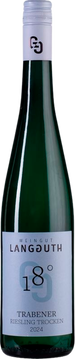 Unsere Ortsweine stammen aus Steilagen mit mindestens 18° Steigungen und sind viel Handarbeit und Liebe zum Detail entstanden.
Deutliche kräutrige Aromen mit einem Hauch Aprikose schmeicheln die Nase bevor der Wein am Gaumen mit seiner ätherischen Mineralik überzeugt. Unser Trabener Ortswein spiegelt die gesamte Vielfalt der Lagen unserer Heimat wider. Beide Moselseiten Süd- und Westausrichtung, Steil- und Hangfußlage. Ein spannender Riesling für gesellige Abende, aber auch als Solokünstler ein Genuss!