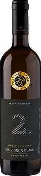 Dieser Sauvignon Blanc ist ein vollmundiger Wein, der wunderbar blumig und aromatisch ist, aber eine reichhaltige Textur hat, die nicht zu intensiv ist. Der Wein bietet zarte Aromen von Ananas, Zitrusfrüchten, Holunderblüten, frisch geschnittenem Gras und einem Hauch von Gewürzen. Ausgezeichnet zu gegrilltem weißem Fleisch und Gemüse mit frischen Kräutern, Fisch und mild gewürzten Gerichten. Unsere Weine lassen sich am besten als frisch, fruchtig und für alle zugänglich beschreiben. Dasselbe gilt für unser Familienunternehmen. Gebunden durch unsere Liebe zum Wein und unsere Leidenschaft für zeitlose Winzertraditionen arbeiten wir alle zusammen: Bauern, Mitarbeiter, unser Winzer Luka und natürlich die Mitglieder der Familie Puklavec.