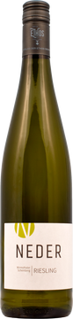 Intensive Aromen von Eisbonbon, Pfirsich und Maracuja. Den Riesling haben wir bewusst während der Gärung unterbrochen, damit er seine Restsüße behält. Das macht ihn, gepaart mit der straffen Säure, sehr interessant als Begleiter zu asiatischer Küche.