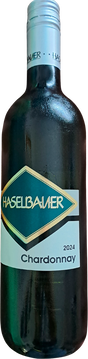 In der Nase sammeln sich fruchtige, dichte Kräuteraromen. Im Geschmack bilden sich Eleganz und Harmonie. Der Extraktreichtum und die gut strukturierten Fruchtsäuren verleiten zur langen Lagerung aber auch zum sofortigen Trinken.