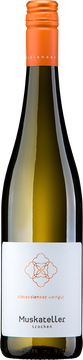 Schnell, schauen Sie in den Himmel: Da ist er, der neue Stern.
Ein Bouquet-Wein, der im wahrsten Sinn des Wortes strahlt: mit Frische, mit extra viel Aroma, mit leichter Muskatnote.