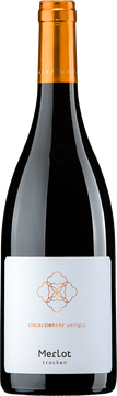 Mit Tiefgang:
Wir sagen nur „pur auf die Flasche gezogen“.
Merlot, wie Merlot sein soll, ausgewogen, ausbalanciert.
Fasziniert mit Frucht, schmeichelt mit trockenem Charakter