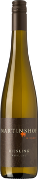 Er verführt mit seiner Süße und ist damit ein idealer Wein zum Dessert oder als Aperitif. Sein solides Säuregerüst verleiht ihm Frische und unterstützt sein Lagerpotential.