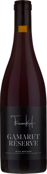 Aroma von Dörrzwetschgen und Cassis. Der Duft von Rosmarin und Oregano erinnern an den Süden. Am Gaumen reife Kirsche und viel Röstaroma. Fein strukturiert mit weichen Taninen und gut eingebundenem Holz.