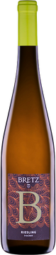 Dieser Riesling gehört zur eigenen Weinlinie von Victoria Bretz. Die Trauben stammen aus ausgewählten Lagen am Petersberg und wurden mit der Hand gelesen, angequetscht und dann 4 Stunden lang auf der Maische stehen gelassen. Für die Gärung wurde der Most in 500l Holzfässer aus französischer Eiche gelegt und teilweise spontan vergoren. Mit einem kräftigen gelb zeigt sich dieser Wein im Glas und offenbart in der Nase eine feine Exotik – reifer Pfirsich, Maracuja, Limetten und Zitrusfrucht. Im Mund sehr konzentriert und saftig mit einem Hauch Röstaromen im Abgang.
