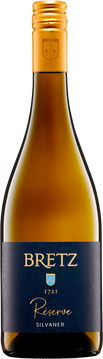 Bei diesem trockenen Silvaner handelt es sich um einen körperreichen, kräftigen Wein. Auf der Zunge schmecken wir einen Hauch von reifen Stachelbeeren und Birnen. Diese Rebe wird auch „grüner Silvaner“ genannt und gehört weltweit zu den ältesten heute noch kultivierten Reben. Die Silvanerrebe ist ein idealer Terroir-Anzeiger, die die Mineralität des Bodens sehr gut widerspiegeln kann, wie es in diesem Fall gelungen ist.
