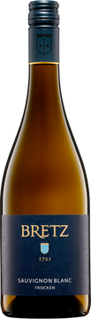 Eine sehr alte aus Frankreich stammende weiße Rebsorte, die auch bei uns in Rheinhessen einen idealen Standort findet. Sie ist aus einer natürlichen Kreuzung von Traminer mit einem unbekannten Partner entstanden. Dieser edle Weißwein überrascht mit Fruchtaromen von schwarzer Johannisbeere, Stachelbeere sowie Ananas.