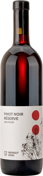 Gemeinde(n) Rebstein 
Traubensorte               Pinot Noir 
Alkoholgehalt 
13.5 Vol. % 
Körper                              mittelschwer 
Weintyp 
Passt zu 
kräftig / strukturiert 
dunklem Fleisch, kräftigem Käse 
Trinktemperatur 16° - 18° C 
Lagerfähigkeit              bis 8 Jahre 
Flaschengrösse 
75 cl 
Die Basis für diesen aussergewöhnlichen Wein bildet das 
auserlesene Traubengut aus alten Rebstöcken an bester 
Lage. Ein intensives Trinkerlebnis für besondere Momente. 
Degustationsnotiz 
In der Nase erinnert dieser tolle Pinot an reife dunkle 
Früchte, das Holz ist spürbar, aber schön mit dem Wein 
verschmolzen. Die Tannine sind samtig weich. 
Vinifikation / Hintergründe 
Der naturnahe Ausbau mittels Spontanvergärung sorgt für 
zusätzliche Aromenkomplexität. Der bewusste Verzicht auf 
Filtration sowie die 18-monatige Reifung im Barrique 
vollenden unseren Pinot Noir Réserve.