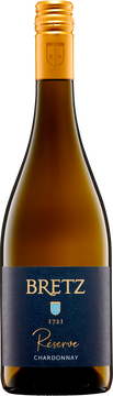 Dieser Wein besitzt einen ausdruckvollen Charakter von  feinfruchtigen Aromen von Melonen, Pfirsichen und exotischen Früchten. Er präsentiert sich ausgesprochen gehaltvoll, fruchtig und weich. Es ist ein Tropfen mit enormer Intensität und guter Nachhaltigkeit, ein ausdrucksvoller Wein in exklusiver Ausstattung. Die Chardonnayrebe kann aufgrund ihres Stellenwertes innerhalb der Weinwelt als Edelrebe bezeichnet werden. Sie ist das Ergebnis einer natürlichen Kreuzung von Pinot u. Gonais Blanc. Da diese Rebe kalkhaltige Böden bevorzugt, hat sie in unseren von Muschelkalk durchzogenen Böden ideale Voraussetzungen. Bei uns in Bechtolsheim  wird der Chardonnay bereits bald 20 Jahre angepflanzt, wo er einen idealen Standort gefunden hat.