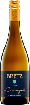 Geschmacklich mit dem Weißburgunder verwandt, zeigt dieser Wein dezente Säure sowie ein leicht erkennbares Aroma, das an Melonen erinnert. Es handelt sich um den ersten und einzigen Weißwein, dem wir im Barriquefass Zeit zum Reifen ließen. Dadurch besticht er durch eine leichte Tanninnote.