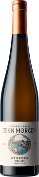 Der Riesling Krötenpfuhl gibt sich würzig und durchaus straff in seiner an Zitronen und Limetten erinnernden Frucht. Kräuter sind hier mit im Spiel, dazu zerstoßener Stein, weiße Blüten und neben der Zitrusfrucht auch ein wenig Schalenabrieb.

Am Gaumen wirkt der Riesling hell und klar mit seiner präzisen Säure, die ihren Bogen vom ersten Moment an bis weit ins Finale spannt, das von einer mundwässernden Salzigkeit bestimmt wird. Auch hier dominieren Zitronen und Limetten mit gelb- und grünreifer Frucht. Der Wein packt am Gaumen direkt zu, ist griffig und druckvoll.

Neben der Frucht finden sich Kräuter und steinige Elemente. Je länger der Riesling am Gaumen verweilt, desto vibrierender werden Säure und Mineralität. Bei ihm zeigt sich viel Energie, die gerade erst zu fließen beginnt und ein hohes Potential besitzt.