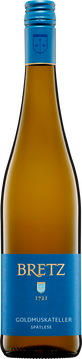 Durch seine exotischen Nuancen von Mango und Physalis entführt dieser Wein den Gaumen auf eine verlockende Geschmacksreise. Seine elegante und dezente Fülle macht ihn zu einem wahren Schatz - voller Frische und Anregung im anhaltenden Abgang.