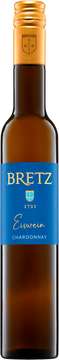 Dieser Chardonnay Eiswein zählt zu einer der ersten dieser Rebsorte weltweit. Seit 30 Jahren sind wir auf Eiswein spezialisiert. Eiswein ist ein edelsüßes Geschenk der Natur, eine absolute Einmaligkeit in der Welt des Weins, den wir nun auch aus dieser edlen Rebe gewinnen konnten. Durch das Gefrieren der Beeren konnte eine Konzentration der besonderen Extrakte und Aromen entstehen. Bei minus 10 Grad C ernteten wir diese Spezialität, die durch ein harmonisches  Süße-Säure-Spiel besticht. Beeindruckend sind die uns an Melonen und Pfirsiche erinnernden Aromen.