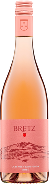 Dieser Rosé überzeugt durch seinen beerigen Duft von Erdbeeren, Himbeeren und knackiger, roter Paprika. Am Gaumen ist er kraftvoll mit einem harmonischen Süße-Säure-Spiel. Der Cabernet Sauvignon zeigt eine feste Struktur und eine zarte Schärfe im Abgang.