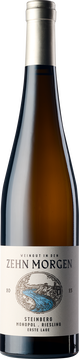Der tiefgründige Boden sorgt für Volumen und eine reife Kern- und vor allem Steinobstfrucht. Im Duft wirkt der Wein geradezu cremig, was mit einer feinen Hefenote einhergeht. Dabei zeigt der Riesling zugleich eine dezent zitrische Note von reifen Pampelmusen und Kumquats sowie kandiertem Ingwer.

Am Gaumen kleidet der Wein den Mund mit einer wohlig reifen Frucht aus. Dabei faszinieren neben der reifen Frucht die hintergründige Säure und Steinigkeit, über die der Wein verfügt. Die Säure baut sich erst ganz langsam auf, bleibt gleichsam im Hintergrund und wird erst beim zweiten Schluck präsent. Dann aber prägt sie den Riesling deutlich mit und sorgt für ein tänzelndes und lebendiges Finale.