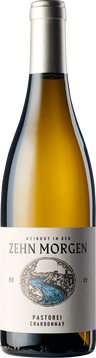 Am Gaumen wirkt der Chardonnay aus der Pastorei voluminös und mundfüllend, gleichzeitig frisch und druckvoll mit einer klaren, präzisen Säurestruktur, die den Wein auch bis ins lange Finale begleitet. Im Mund zeigt sich eine saftige Frucht von Streuobst und Zitrusfrüchten, aber auch etwas Sternfrucht und Ananas sowie blonder Tabak und Stein.

Das verwendete Holz rahmt die Frucht ein, ist präsent, spielt sich aber nie in den Vordergrund. Da findet man neben der Frucht vor allem eine lebendige Mineralität und eine mundwässernde Salzigkeit.