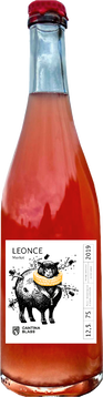 Leonce ist naturtrüb. Infolgedessen hat man zwei Weine in einer Flasche, einen trüben, oder nach Absetzung des Trubes, einen klaren Schaumwein. Geschmacklich ist dies ein grosser Unterschied. Leonce ist der Prinz, der männliche Gegenspieler von Lena und wie sie gar kein Langweiler. Ein wunderbar fruchtgelandener Bursche mit frischer Perlage und cremiger Textur. Der Wein sollte gut gekühlt genossen werden. Die Flasche muss langsam mit Gegendruck geöffnet werden und es empfiehlt sich, ein Glas daneben parat zu stellen. Aufgrund des Trubes und des Weinsteinausfalls könnte es beim Öffnen etwas schäumen. Der sichtliche Weinsteinausfall ist ein natürlicher Vorgang.