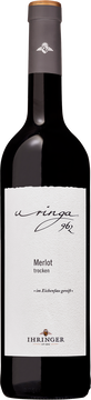 In der Farbe zeigt der Wein ein brillantes und kräftiges Rubinrot. Im Bukett begegnet uns der Merlot mit vornehmer Zurückhaltung. Der Wein benötigt Zeit und Kontakt mit Sauerstoff. Hagebutte, etwas Anis und feines Zimt sind die ersten Aromen, die uns begegnen. 
Im Gaumen viel Wucht und Saftigkeit, Kirsche und Marzipan sind gut zu erkennen. Die wärmende, leicht alkoholische Komponente macht das markante
Tanningerüst zugänglich und appetitanregend
