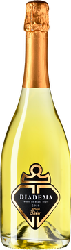 Dieser schäumende Weißwein wird aus 100% Chardonnay-Trauben aus dem Tessin DOC hergestellt. Er wird nach der strengen Metodo Classico-Methode vinifiziert, die höchste Qualität garantiert