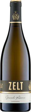 Der Standort des Laumersheimer Kirschgarten passt zum Chardonnay quasi wie die Faust aufs Auge, da der Boden vom klassischen Kalkmergel geprägt ist wie er auch in den besten Lagen des Burgunds zu finden ist. Unsere beste Parzelle befindet sich im Kernstück des Kirschgartens. Dort gibt es kaum humifizierten Boden, so dass der Kalksteinfels unmittelbar unter der Oberfläche ansteht. Die Reben stehen somit direkt im Fels und wachsen dementsprechend schwach. Dadurch ist der Ertrag der Reben sehr gering. Da die Wurzeln direkten Kontakt zum Kalkstein haben, wird dementsprechend viel von den Mineralstoffen in die Trauben transportiert. Der
Chardonnay wird ganz klassisch in teils neuen und teils gebrauchten Barriques ausgebaut. Durch den Einsatz von Fässern mit einer sehr schwachen Toastung sind so gut wie keine Röstnoten erkennbar. Im Vordergrund stehen Kühle und frische Aromen gepaart mit einer komplexen und kalkigen Struktur.