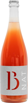 Der gezähmte Wilde: Roséfarben und trüb von der Hefe steht der B-NAT im Glas. In der Nase und am Gaumen zeigt er sich mit sortierter Expressivität. Johannisbeere und Rhabarber wird cremig-geschmeidig von den frischen Hefearomen umspielt. Grapefruitschale und etwas Phenolik am Gaumen geben dem Schäumer Grip und Charakter. Die Perlage hat Temperament.