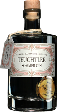 Dieser einzigartige London Dry Gin verkörpert die Leichtigkeit und Frische der warmen Jahreszeit und lässt deine Geschmacksknospen vor Freude tanzen.

Mit einer verführerischen Mischung aus Himbeere, Rhabarber und Holunderblüte verspricht der Teuchtler Sommer Gin ein unvergessliches Genusserlebnis.

Der Teuchtler Sommer Gin ist ein außergewöhnlicher Gin, der die Leichtigkeit und Frische des Sommers in einer Flasche einfängt.

Mit einer meisterhaften Mischung aus fruchtigen und erfrischenden Zutaten lädt dieser Gin dazu ein, die warmen Tage in vollen Zügen zu genießen.

Die fruchtige Basis des Teuchtler Sommer Gins wird durch die Verwendung von Himbeere, Rhabarber und Holunderblüte geschaffen. Diese ausgewählten Botanicals verleihen dem Gin eine verführerische Aromenvielfalt, die deine Sinne verwöhnt.