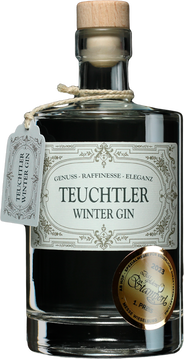 Ein Schluck, der die Kälte vertreibt und die Gemütlichkeit des Winters hervorbringt. Der Teuchtler Winter Gin ist eine Kreation, die Aromen der kalten Jahreszeit in einer Flasche einfängt. Wir kombinieren sorgfältig ausgewählte Botanicals wie Zimt, Nelken, Orangenschalen, Kardamom und zahlreiche Weitere, um einen warmen und einladenden Geschmack zu kreieren.

Der Teuchtler Winter Gin ist ein erstklassiger, handgefertigter London Dry Gin aus Österreich. Er ist perfekt für die kalten Monate des Jahres und überzeugt durch seine Aromen von Zimt, Nelken, Orangenschalen und Kardamom. Er kann pur oder als Basis für verschiedene Cocktails genossen werden und ist sowohl für Gin-Liebhaber als auch für Menschen, die gerne mal etwas Neues ausprobieren, eine Empfehlung wert.