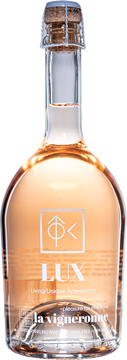Alkoholfreier Rosé-Schaumwein, spritzig und elegant.
Fruchtige und einladende Aromen. Getragen von einer feinen und eleganten Perlage begeistert dieser Rosé-Schaumwein mit einem geschmackvollen, harmonischen und lang anhaltenden Gaumeneindruck. Er bietet ein raffiniertes und festliches Erlebnis,  ideal für besondere Genussmomente.