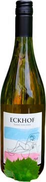 Ein leichter und frischer Weißwein, der sofort an die klare Stilistik eines Sauvignon Blanc erinnert lebendig, zugänglich und perfekt für unbeschwerte Genussmomente. Mit einem moderaten Alkoholgehalt von 11,5% zeigt sich dieser Wein elegant und ausgewogen, getragen von einer feinen, dezenten Säure, die ihm Frische verleiht, ohne aufdringlich zu wirken.
In der Nase entfalten sich duftige Aromen von Holunderblüten und Zitrone, begleitet von Birne, Pfirsich und einem Hauch von grünem Apfel. Am Gaumen präsentiert sich der Wein klar und erfrischend, mit einem zarten Schmelz im Abgang.
Ein echter Sommerwein, ideal als Terrassenwein, zum Anstoßen mit Freunden oder als Begleiter zu leichten Gerichten. Unkompliziert im besten Sinne mit Anspruch und Charakter.