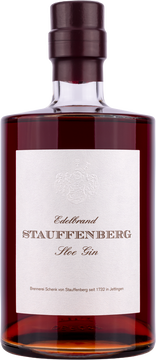 Nase
Ein Hauch von geschmorten Früchten, Pflaumenmarmelade und goldenem Sirup, verfeinert mit Noten von verbrannter Orange und einer ausgewogenen Gewürzmischung. Anschließend folgen Wacholder und traditionelle Gin-Noten.
Gaumen
Vollmundig und mundwässernd saftig. Intensive Zitrusnoten vereinen sich harmonisch mit braunem Zucker und Ingwer.
Abgang
Warm und würzig, mit einem zitrusartigen Twist, der die Süße durchbricht.
Auszeichnungen
Gold Craft Spirits Awards 2020, Berlin.
Ein hervorragend gemachter Sloe Gin, der vor Fruchtigkeit nur so strotzt.

Perfekt zum puren Genuss – on „the rocks“ oder in einer Flöte mit Sekt.
Felicity Murray, Gin Magazine

Alkoholgehalt: 30 % Vol
Füllmenge: 0,5 Liter / 500 ml
EAN-Code 4280001057029
Edition: 250 /Batch
Markt: seit 2016