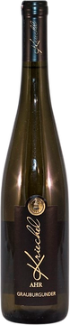 Dieser Wein ist im Glas blass strohgelb. Das Bukett erinnert an frisches Brot und verbindet
sich durch die Lagerung im Holzfass mit deutlichen Spuren von Eichenholz und Rauch.
Bei der Verkostung trocken und sehr mild mit weicher Säure. Ein perfekt abgerundeter,
sehr stimmiger Weißwein vom Holz geküsst.
