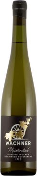 Ein charaktervoller Riesling mit Tiefe und Struktur. Reife Birne, Honig, Mirabelle und Steinobst prägen das Aromabild. Feine Röstaromen, entstanden durch lange Reifung in gebrauchten Holzfässern, verleihen ihm Eleganz, Komplexität und ein spannendes Finish.