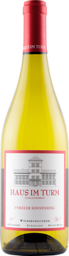 Bis zu sechs Monate im französischen Barrique und ein Jahr Flaschenreife verleihen diesem kraftvollen, cremigen Weißburgunder seinen Charakter. Frische Zitrusnoten treffen auf verführerische Aromen exotisch-reifer Früchte.