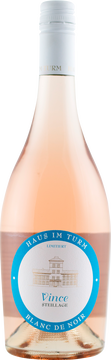 Zart pfirsichfarben vereint dieser Blanc de Noir Spätburgunder-Eleganz mit der Frucht des Merlot. Leicht, frisch und verspielt – mit feinen Noten von Erdbeere, Pfirsich und einem Hauch Himbeere. Ein Wein wie ein Sommerabend: unkompliziert und voller Genuss.