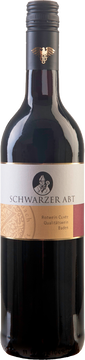 Dieser Wein ist eine elegante Cuvée aus Spätburgunder Rotwein, Syrah und Cabernet. Die schwarzrote Farbe erinnert an typische romanische Weine.
Die kräftigen, würzigen Noten werden begleitet von einer geschmeidigen Tanninstruktur.