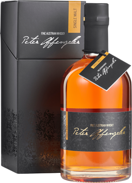 Das Gold aus dem Mühlviertel: der preisgekrönte Single Malt Whisky von Peter Affenzeller. Er besticht durch seine wunderschöne goldene Farbe. Der unverkennbare Geschmack: vollmundig, mit feinen, subtilen und runden Noten. Dieser edle Tropfen wird traditionell aus 100 Prozent Gerstenmalz, aus dem eigenen Anbau, destilliert und mit frischem Quellwasser aus dem Mühlviertler Hügelland vermischt.