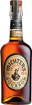 Michter’s US*1 Kentucky Straight Bourbon wird aus einer sorgfältig ausgewählten Maische hergestellt, die hochwertigsten amerikanischen Mais enthält. Anschließend reift er bis zur vollen Perfektion.
Wirklich „Small Batch“ – jede Charge unseres US★1 Kentucky Straight Bourbon wird in einem Lagertank vermischt, der maximal zwanzig volle Fässer fasst. Dadurch gibt es keinen Spielraum, Unvollkommenheiten „wegzumischen“, was höchste Qualität in jedem einzelnen Fass erfordert.
Der Michter’s US*1 Kentucky Straight Bourbon spiegelt den Geist des Bluegrass-Staates wider – er ist nuancenreich, mild und erdig