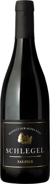 fruchtigem Bouquet.
Der Pinot Noir Saliser Grande Selection zeigt eine sanft kompottige Süsse, vereint mit fruchtigem Bouquet, dunklen Kirschtönen, Brombeer und Cassis. Im Gaumen erzeugt dies eine tolle Fruchtaromatik und viel Fleisch und Fett. Der charaktervolle Wein ist unglaublich konzentriert und hat seine Komplexität durch extraktreiches Traubengut von über 40-jährigen Rebstöcken erhalten. Im Finale schmeckt er schokoladig, würzig und gefällig.