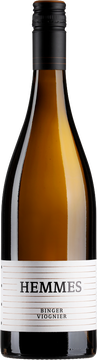 Die Rebsorte aus dem Rhône-Tal, die seit 2012 auch im Scharlachberg heimich geworden ist. Im Duft tritt zunächst die Holzaromatik in den Vordergrund, um nach zweitem Riechen
Orangenzesten zu weichen. Im Mund sind die sortentypischen Tannine präsent und enden mit
schönem Säurespiel.