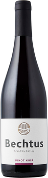 Die Pinot Noir Trauben für den Bechtus wachsen an bester Steillage in Eglisau und werden mit viel Aufwand, Leidenschaft und bewusst sehr kleinen Erträgen zur Vollkommenheit gepflegt.