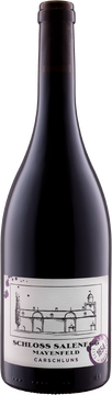 Vinifikation Carschluns Pinot Noir.
Carschluns ist ein romanischer Flurname und bedeutet «zum Schloss gehörend». 1995 wurde diese Parzelle von Schloss Salenegg mit original französischen Burgunderreben bestockt. Das Besondere dieser Rebstöcke sind die kleinbeerigen Trauben mit entsprechend geringem Ertrag, dafür einzigartiger Aromatik.
Für die Gärung werden maximal 10% dieses aussergewöhnlichen Traubengutes entrappt, 90% werden ungequetscht ganz, also mit dem Stielgerüst, in den Holzbottich, die Gärbütte, gegeben. Bei Halbzeit der Gärung werden die im Beereninneren gärenden Trauben mit den Füssen schonend vermaischt. Nach abgeschlossener Gärung wird der Jungwein ohne Pressung abgezogen und in französischen Barriques eingelagert. Der Holzeinsatz wird auf den Jahrgang abgestimmt und steht nicht im Vordergrund. Nach einem Jahr in den Barriques wird der Carschluns ohne vorgängige Filtration abgefüllt. Anschliessend reift er noch im Schlosskeller bis der Carschluns Pinot Noir bereit ist für die Auslieferung.

Typus: der komplexe Blauburgunder
Zimt, Kräutergarten (Thymian, Rosmarin), Tabak, schwarzer Pfeffer, Vanille, Cassis und und und… sind die Noten, welche die Nase umschmeicheln.
Im Gaumen ist er ebenso beeindruckend. Kraftvolle Eleganz, ein Feuerwerk vom ersten bis zum letzten Schluck. Ein Wein, der geschaffen ist für alle Liebhaber der grossen Blauburgunder. Heute noch einem Kind gleich, hat er über die kommenden Jahre ausserordentliches Reifepotenzial bis zum einmaligen Weinerlebnis.
