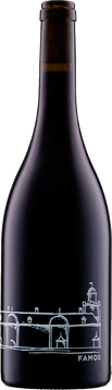 Vinifikation Famos Pinot Noir
Gibt es den perfekten Wein, das perfekte Weinjahr? Sehr selten kommt dies vor und wenn dann ist das einfach famos! Famos wie alles ineinander greift, sich reimt, harmonisch beisammen ist, was zusammengehört und aufs Maximum reduziert. Den einen Rebberg, der dafür in Frage kommt, behalten wir besonders im Auge. Es ist unsere einzige Hanglage, und die Rebstöcke sind bereits über 60 Jahre alt. Altersweise begnügen sie sich mit wenigen Trauben, die eine dicke Beerenhaut haben und wenig Saft bringen. Hier ist der Wein bereits am Stock zu einem wunderbaren Konzentrat gereift, das bei der spontanen Gärung im Keller nur nach Geduld und Fürsorge verlangt, bevor die 18-monatige Reifung in neuen Barriques aus Frankreich beginnen kann.
Diese Parzelle ist nicht sehr gross, der Ertrag klein und das perfekte Jahr selten – so ist der Famos Pinot Noir leider nur sehr begrenzt verfügbar.

Typus: Perfektion pur
Üppige Würzigkeit, gepaart mit feinen dunklen Fruchtaromen, schwarze Schokolade und schwarzer Pfeffer schmeicheln der Nase. Im Gaumen überraschen extreme Stoffigkeit und Dichte mit samtig feinen, wunderbar eingebundenen Gerbstoffen – ein Wein für die Ewigkeit – wär‘ die Flasche nicht so schnell getrunken.

Dank dem hervorragenden Traubengut, welches speziell ausgelesen wurde für diesen famosen Wein, hat er auch eine enormes Reifepotential. Auch wenn der Famos jetzt schon Freude bereitet, empfehlen wir ihn noch einige Jahre zu lagern.
Optimale Trinkreife in 8-10 Jahren.